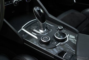 Alfa Romeo Giulia 2.0 AWD VELOCE Ti Q4 / AJ NA SPLÁTKY / - 17