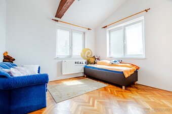 Na PREDAJ Dvojgeneračný RD Nitra - Hornozoborská na 909m2 po - 17