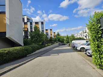 Moderný 3-izbový byt s predzáhradkou a parkovaním na Kolibe  - 17