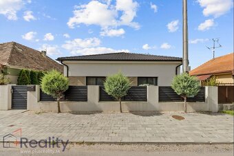 Moderný rodinný dom s veľkým pozemkom, terasou a zariadením - 17