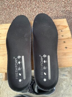 Bezecke tenisky New Balance More V5 - 17