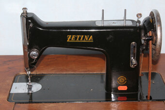 šicí stroj,skrina, knihovnička,sedačka. - 17