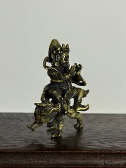 4 starožitné Tibetské bronzové sošky na originálnom drevenom - 17