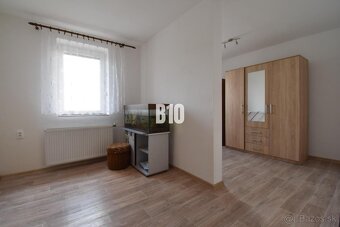 Rodinný dom s dvomi bytovými jednotkami, v centre Bytče. - 17