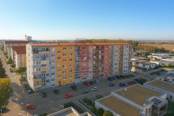 Na predaj 2-izbový byt s parkovacím miestom a loggiou v SC - 17