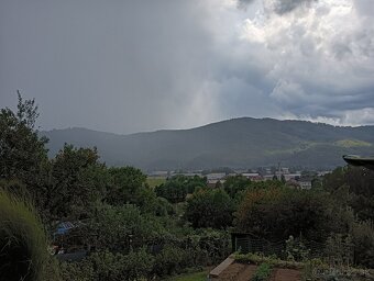 Udržiavaná záhrada s chatkou nad Bagroviskom – 448 m² - 17