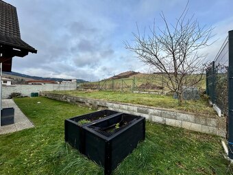 Moderný rodinný dom v tichej ulici s nádherným pozemkom - 17