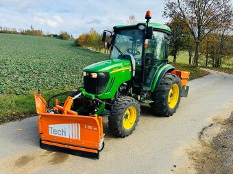 Komunální traktor JOHN DEERE 4720. - 17