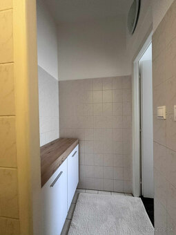 Na prenájom kompletne zariadený a funkčný salón manikúry a p - 17