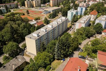 Exkluzívne na predaj priestranný čiastočne prerobený 3 izbov - 17