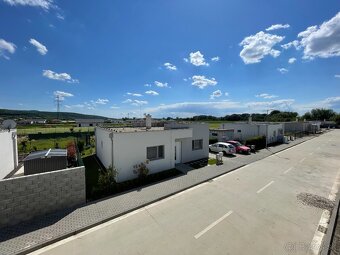 Na predaj novostavba RD s dvomi 3i-bytmi v obci Sokolovce - 17