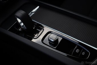 Volvo XC60 2.0 B4 mHEV Momentum A/T - 17