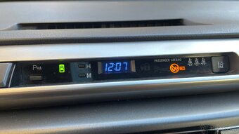 Rav4 2.2 d4d 110kw Premium koža Navi A/T XA40 - 17