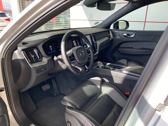Volvo XC60 B4 145kW AWD Geartronic Plus Dark - 17