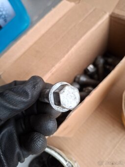 skrutky na kolesa M14 + bezpecnostne skrutky + krytky - 17