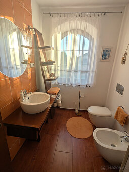 18 ročný VEĽMI PEKNÝ rodinný DOM s ROZPRÁVKOU Záhradou - Koš - 17