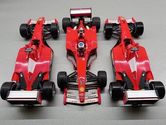 3x F1 FERRARI F2001 a F2000 SCHUMACHER HOTWHEELS 1:18 - 17