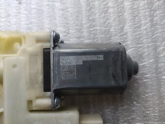 Motorček stahovania okná Škoda Octavia 3 Rapid VW Golf 7 - 17