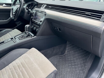 Volkswagen Passat Variant 2.0 BiTDI  Highline 4MOTION - 17