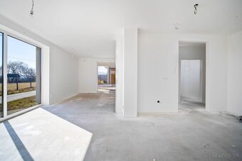 Novostavba- Bungalov s pekným výhľadom na Smolenický  zámok - 17