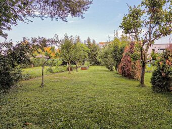 PRIESTRANNÝ 2-izbový byt (68m2) s VEĽKOU ZÁHRADOU (199m2), t - 17