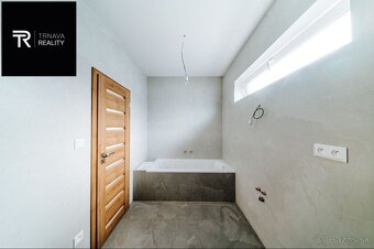 TRNAVA REALITY - DOM V ŠTANDARDE s prístreškom a terasou, ob - 17