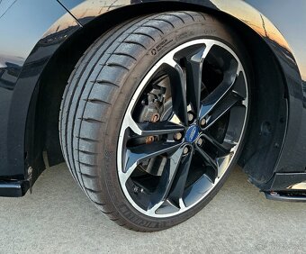 FORD FOCUS 2.0 ST eco boost / Maxton optik / Max vybava - 17