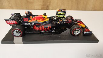 Max Verstappen 1:18 s figurkou - prvy titul Abu Dhabi 2021 - 17