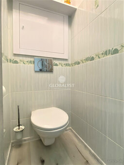 Priestranný, rekonštruovaný 3 izbový byt v centre mesta na T - 17