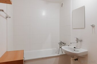 Ponúkame na PRENÁJOM 3 izbový byt ulica L. Svobododu 21 - 17