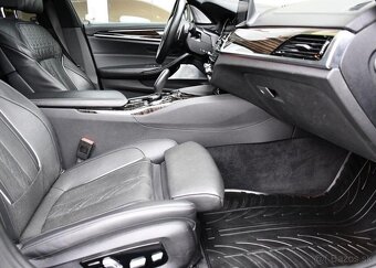 BMW Řada 5 M550d XD HUD B&W MASAŽ PANO 294 kw - 17