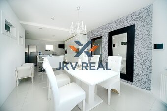 Rodinná oáza pokoja a luxusu – veľkorysý 6-izbový dom s altá - 17