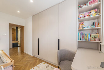 Dizajnový 3-izbový byt kompletne zariadený s garážou - 17