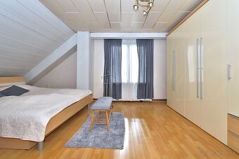 Rodinný dom s dvoma bytmi, 2 garáže, záhrada, bazén, DS - 17