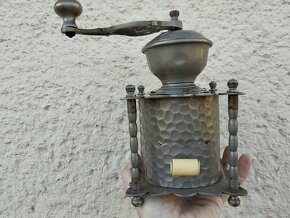 Zaujimavy starý mlynček na kávu, atypicky,  se slupkama - 17