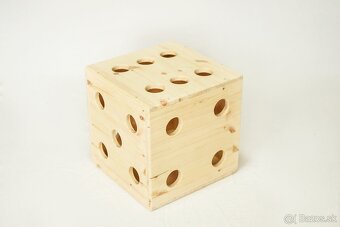 Drevené rekvizity, paravany a pódia.
 - 17