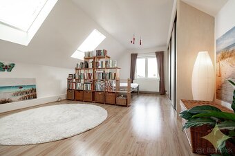Na predaj: Krásny a útulný rodinný dom s bazénom v pokojnej  - 17