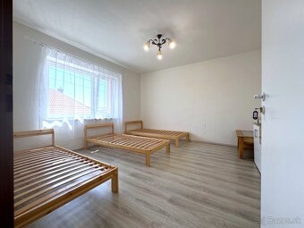 Veľký RD s bazénom v obci Petrova Ves - 2 samostatné bývania - 17