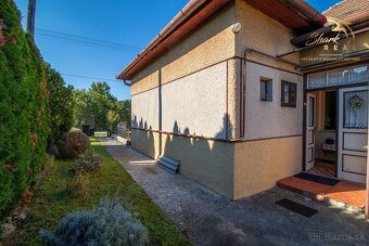 Na predaj 6-izbový rodinný dom s veľkým pozemkom v Komjatici - 17