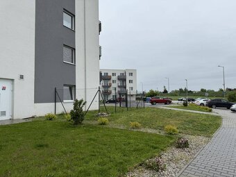 Nový priestor s pred-záhradkou a parkovacím miestom. Biely K - 17