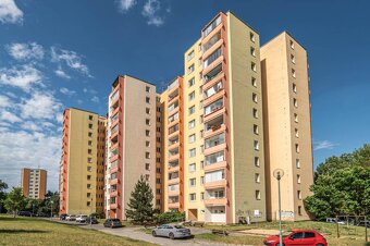 Ponúkame na predaj priestranný 4-izbový byt v pokojnej a zel - 17