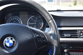 BMW Rad 3 Touring 320 d 163k A/T - 17