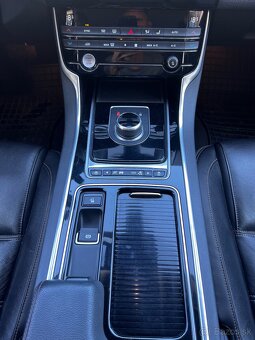 Jaguar XE 2.0D Prestige - 17