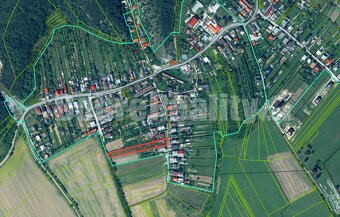 Veľký stavebný pozemok s rodinným domom v tichom prostredí . - 17