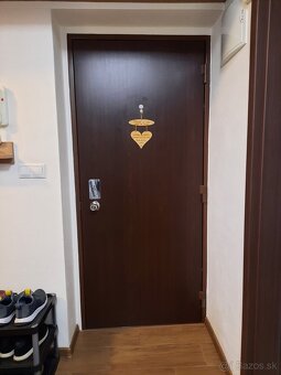 Predám kompletne zariadený 2-izbový byt  na starom sídlisku. - 17