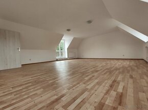 Exkluzívny predaj 6.izb 220m2 RD v obci Horňany a pozemkom - 17