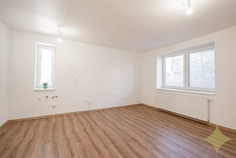 REZERVOVANÉ - Dom kráľovských rozmerov. 7i Nová Baňa. - 17