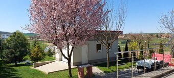 REZERVOVANÉ, Praktický RD s krásnou záhradou. - 17