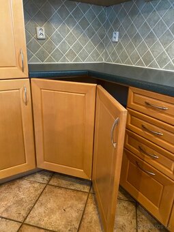 Moderná kuchynská linka so spotrebičmi - 17