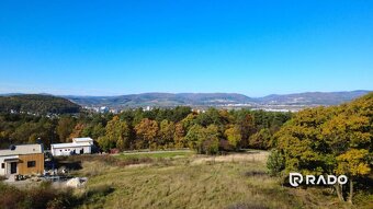 RADO| Výnimočný pozemok pre náročných - úžasné výhľady + pro - 17